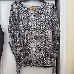 Black and White Geometric Patterned Top